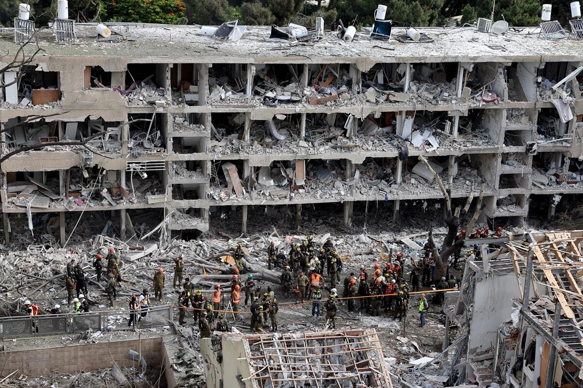 Las fuerzas de seguridad israelíes y los socorristas se reúnen en el lugar de un ataque iraní que golpeó un barrio residencial en la zona de Ramat Aviv, en Tel Aviv, el 22 de junio de 2025. (Foto de Jack GUEZ / AFP)