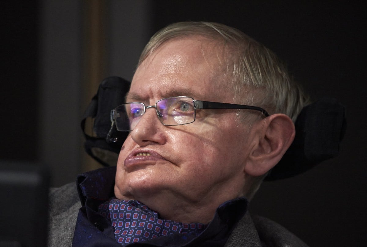 Cita del día, Stephen Hawking: “Mira las estrellas, no tus pies. Intenta comprender lo que ves y pregúntate qué hace que el universo exista”