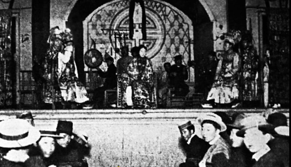 Imagen de teatro chino que luego del espectáculo teatral, en la madrugada, acogía a los jugadores empedernidos, peruanos y chinos que se amanecían jugando. (Foto: Estudio Courret Hermanos)