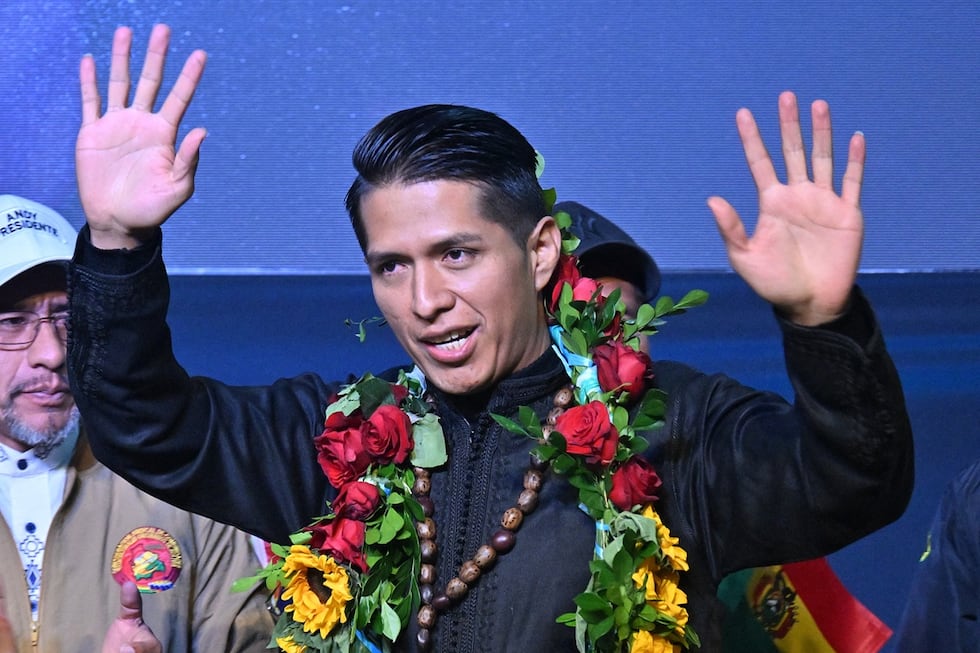 Andrónico Rodríguez saluda a sus partidarios durante su presentación como candidato presidencial por el partido Alianza Popular en La Paz, el 19 de mayo de 2025. (Foto de AIZAR RALDES / AFP)