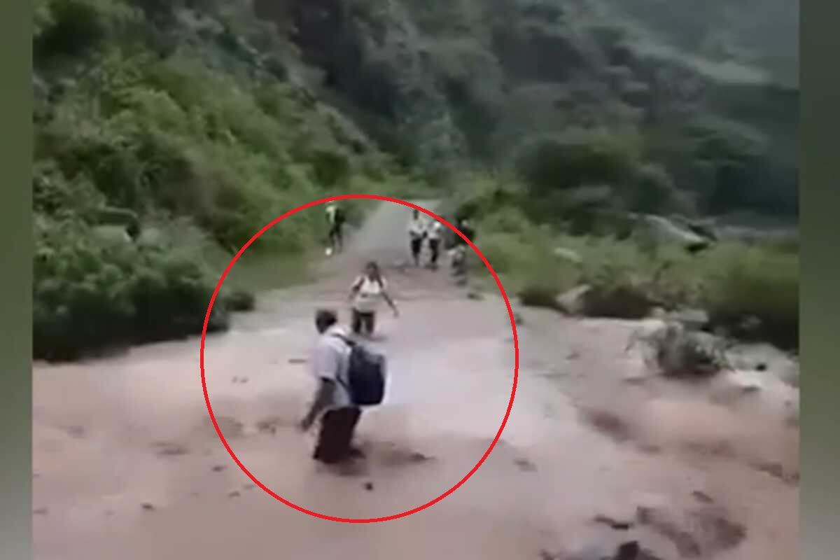 El agua golpeó con fuerza a la maestra, haciéndole perder el equilibrio. Por fortuna, un profesor presente la auxilió a tiempo y evitó una tragedia. Foto: captura Buenos Días Perú