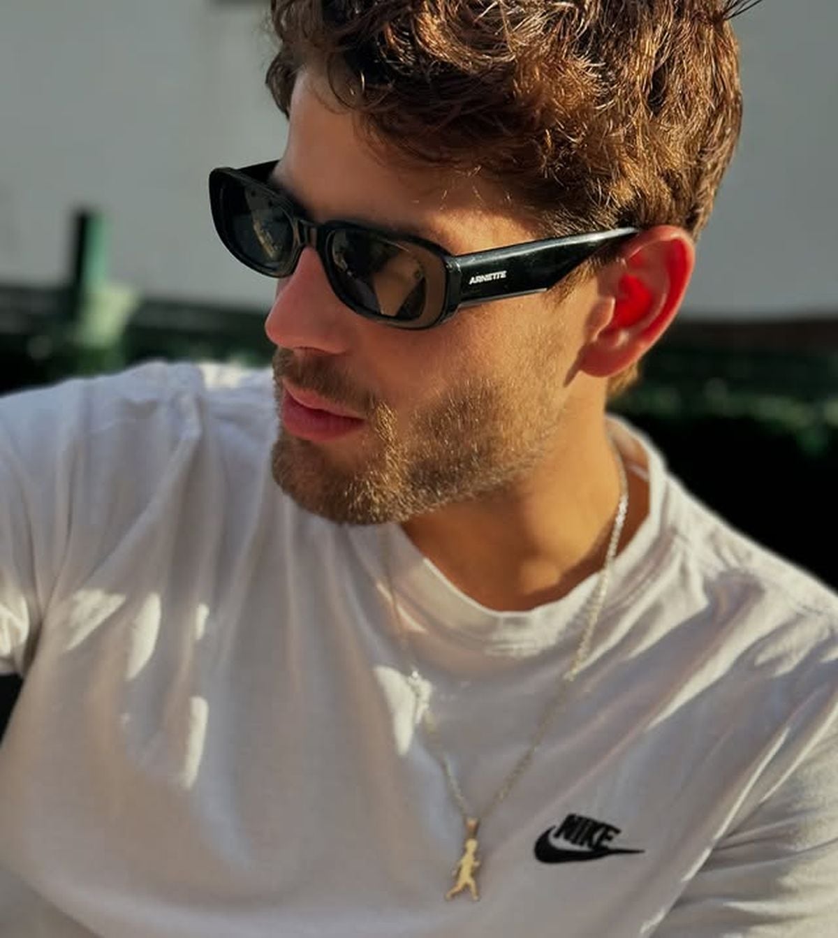 Aquí el actor luciendo unas gafas negras (Foto: Alberto Olmo / Instagram)