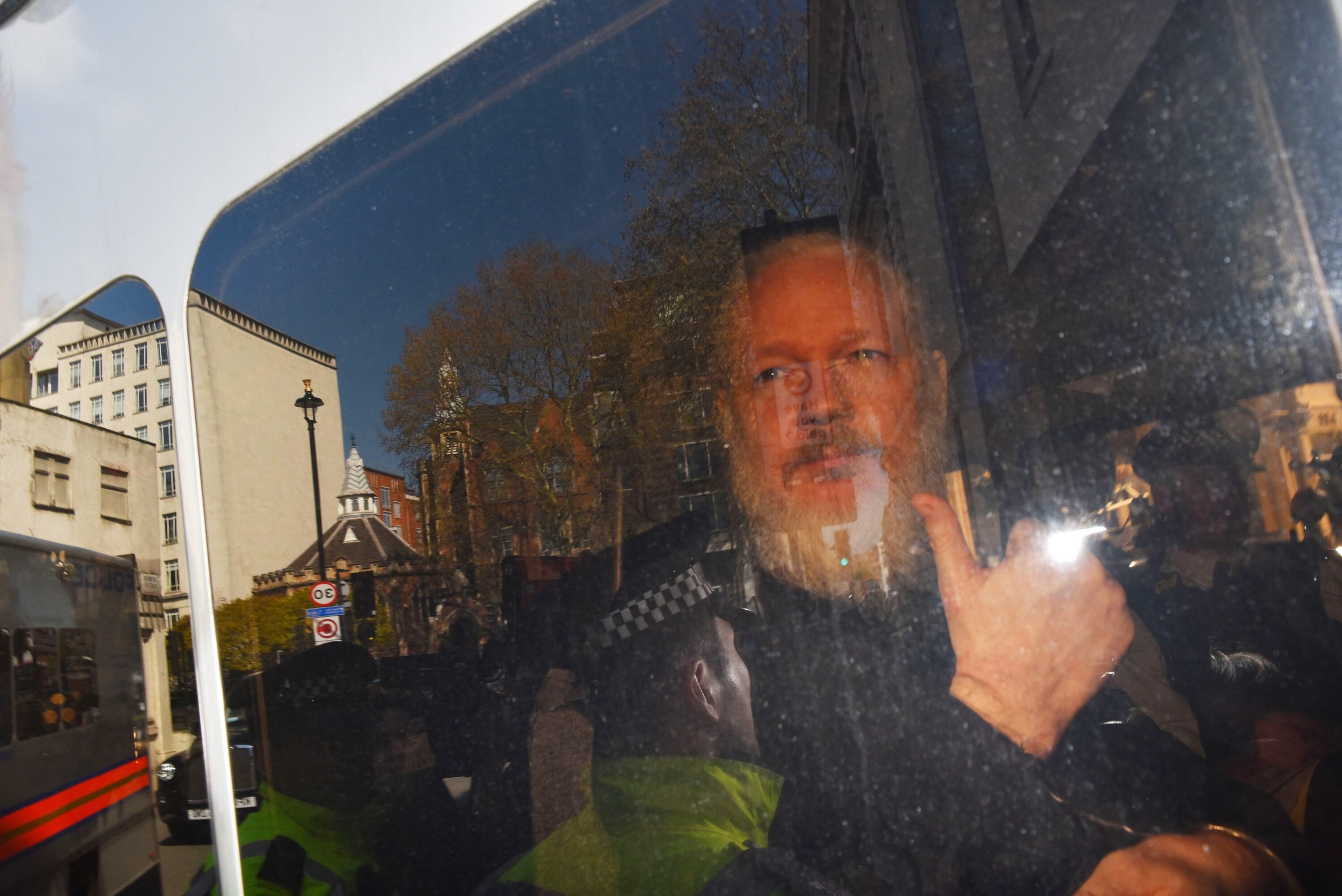 Julian Assange tras ser detenido en la embajada de Ecuador en Londres. (Foto: EFE).