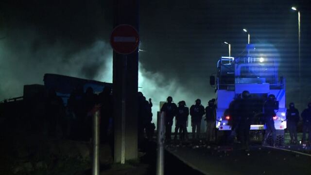 Tercera noche de enfrentamientos en Calais [VIDEO]