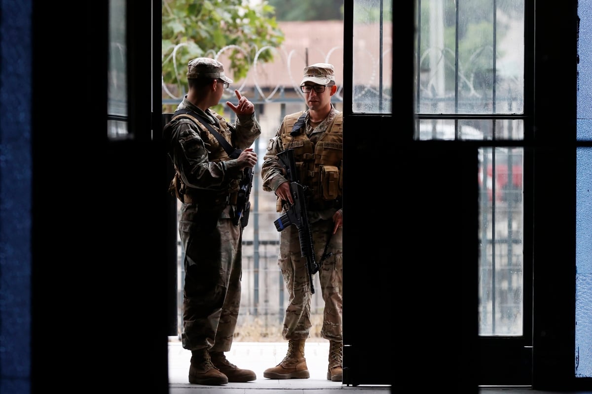 Integrantes del Ejército de Chile custodian un centro de votación en Santiago (Chile). (Foto: EFE)