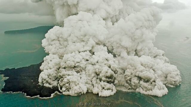 Así es el furioso Anak Krakatoa, el volcán que provocó el mortal tsunami en Indonesia