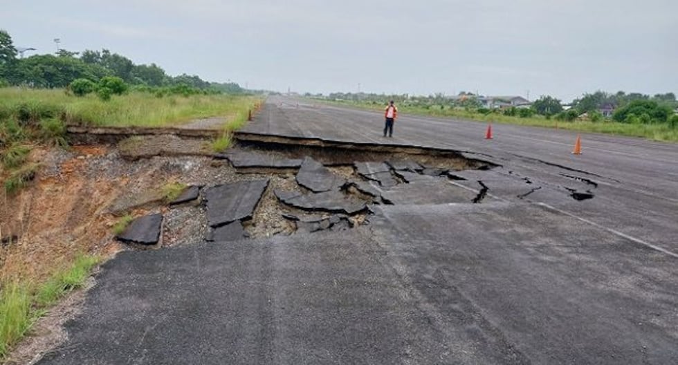 Erosión en la pista de aterrizaje del aeropuerto de Yurimaguas en febrero pasado. Foto: Contraloría
