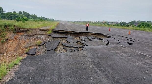 Erosión en la pista de aterrizaje del aeropuerto de Yurimaguas en febrero pasado. Foto: Contraloría