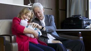 La primera foto de Hillary y Bill Clinton con su nieta