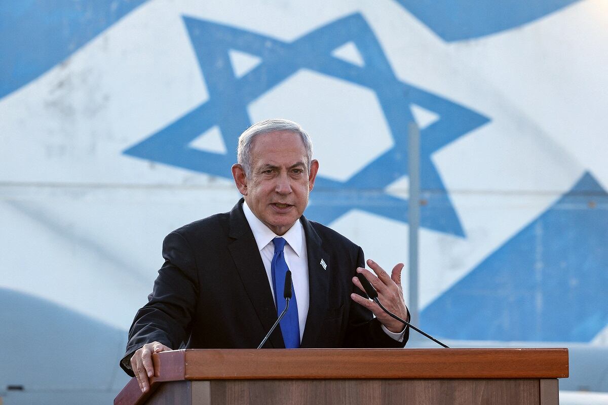 El primer ministro de Israel, Benjamin Netanyahu, pronuncia un discurso en la base aérea de Palmachim, cerca de la ciudad de Rishon LeZion, el 5 de julio de 2023. (Foto de JACK GUEZ / AFP)