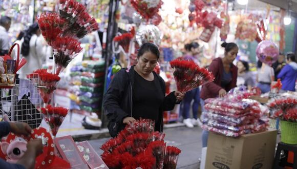 Ropa, perfumes, flores, carteras y tarjetas, fueron los productos que se ofrecieron por el Día de la Madre en Lima. Foto: Julio Reaño/@photo.gec