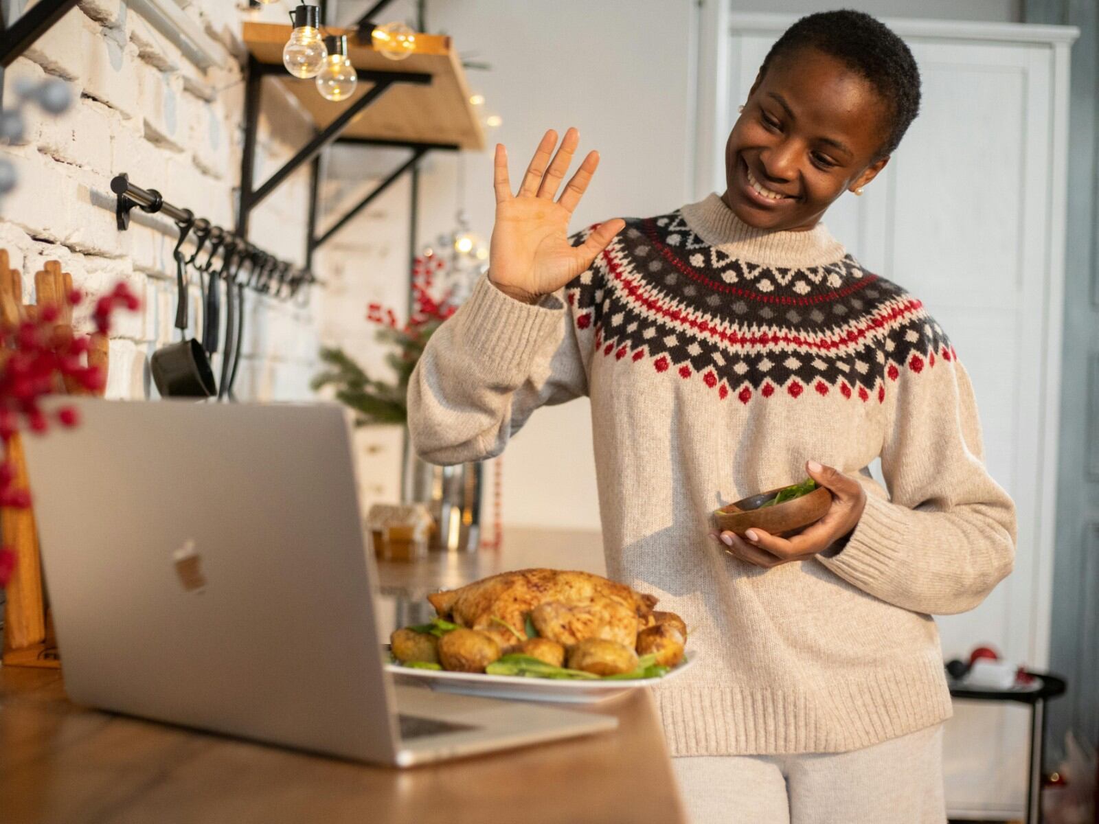 Descubre cómo sortear la cena de Navidad con gracia y estilo. (Foto: EKATERINA BOLOVTSOVA | Pexels)