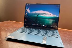 Yoga 7 2-en-1 Gen 10: 6 cosas que nos gustaron (y 3 que no tanto) de esta versátil laptop para toda ocasión