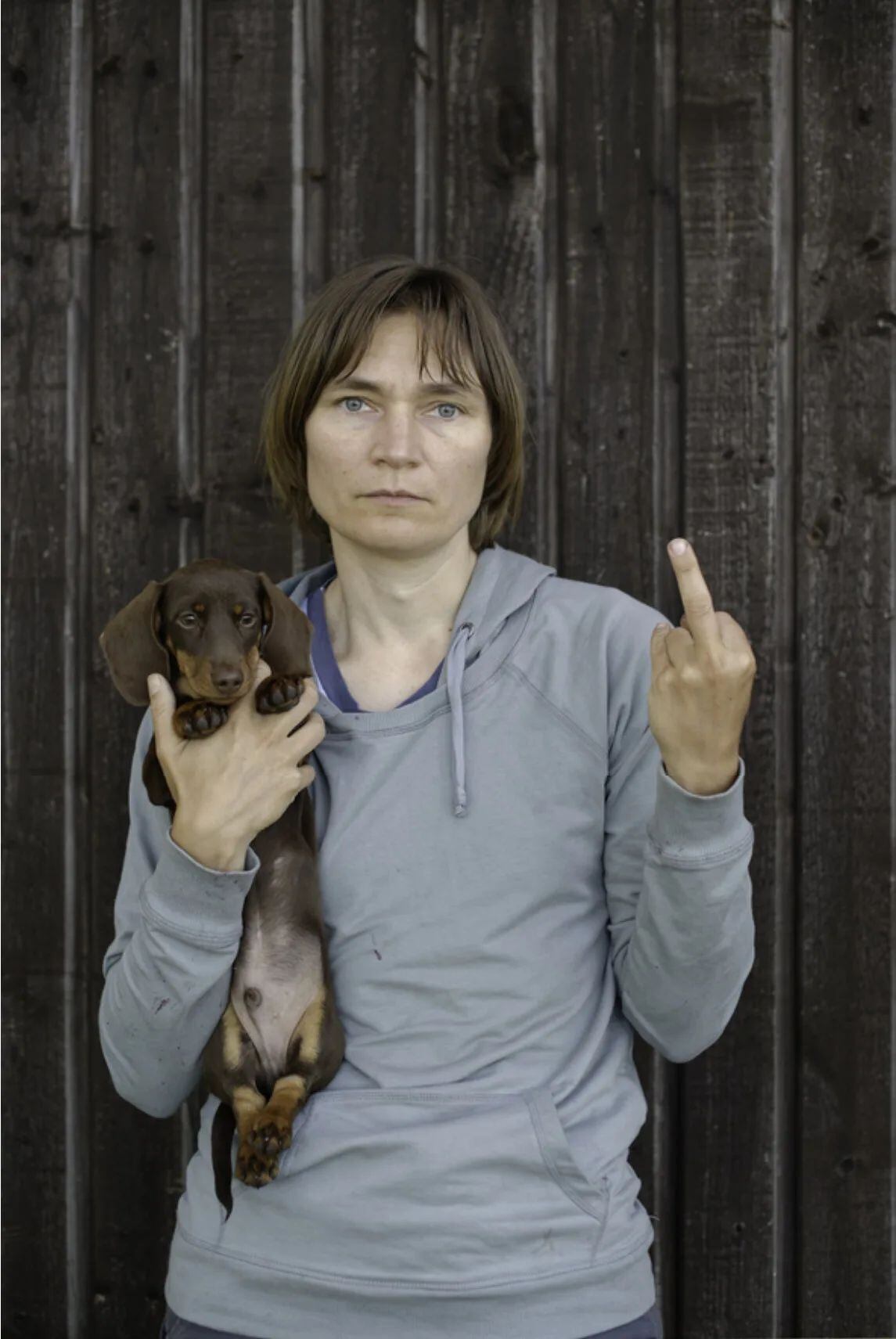 “Mi perro es más lindo que tu feo bebé” (2013), fotografía de Elina Brotherus.