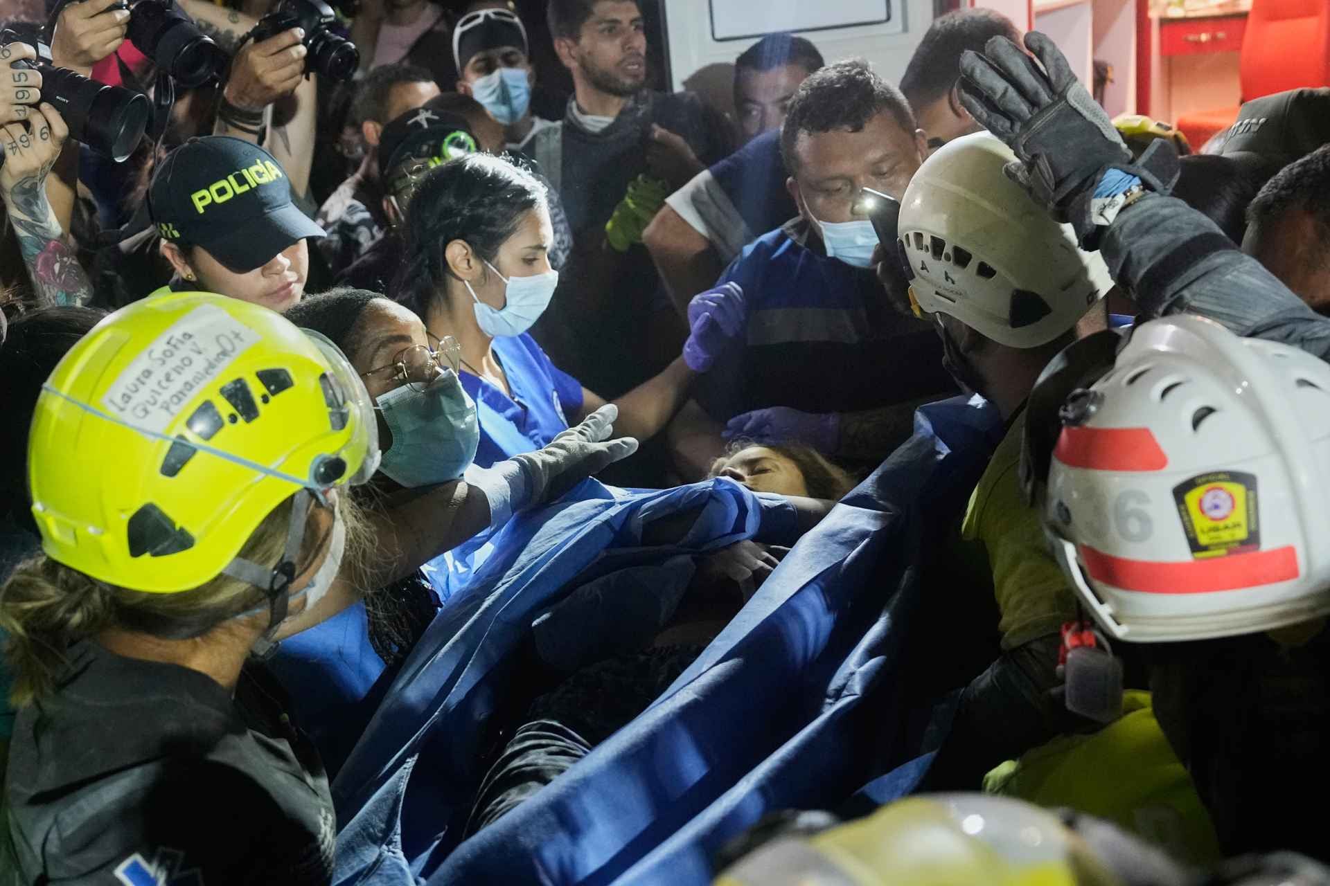 Equipos de rescate transportan a la sobreviviente Daniela Largo tras sacarla de los escombros, un día después que un sismo sacudiera Pereira, Colombia, el martes 11 de agosto de 2026. (Foto AP/Fernando Vergara)