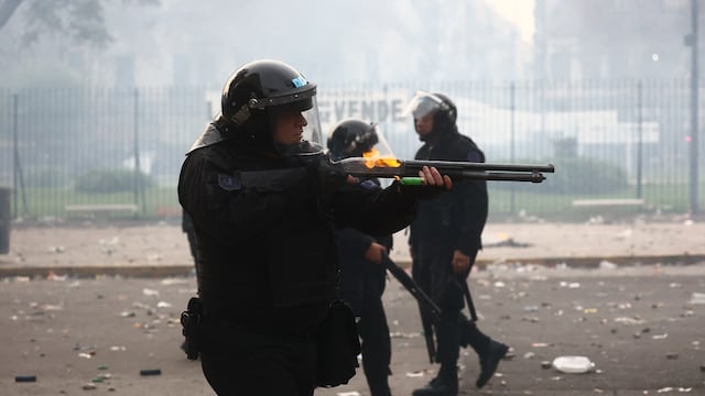 Argentina: 5 diputados hospitalizados tras el choque entre policías y manifestantes