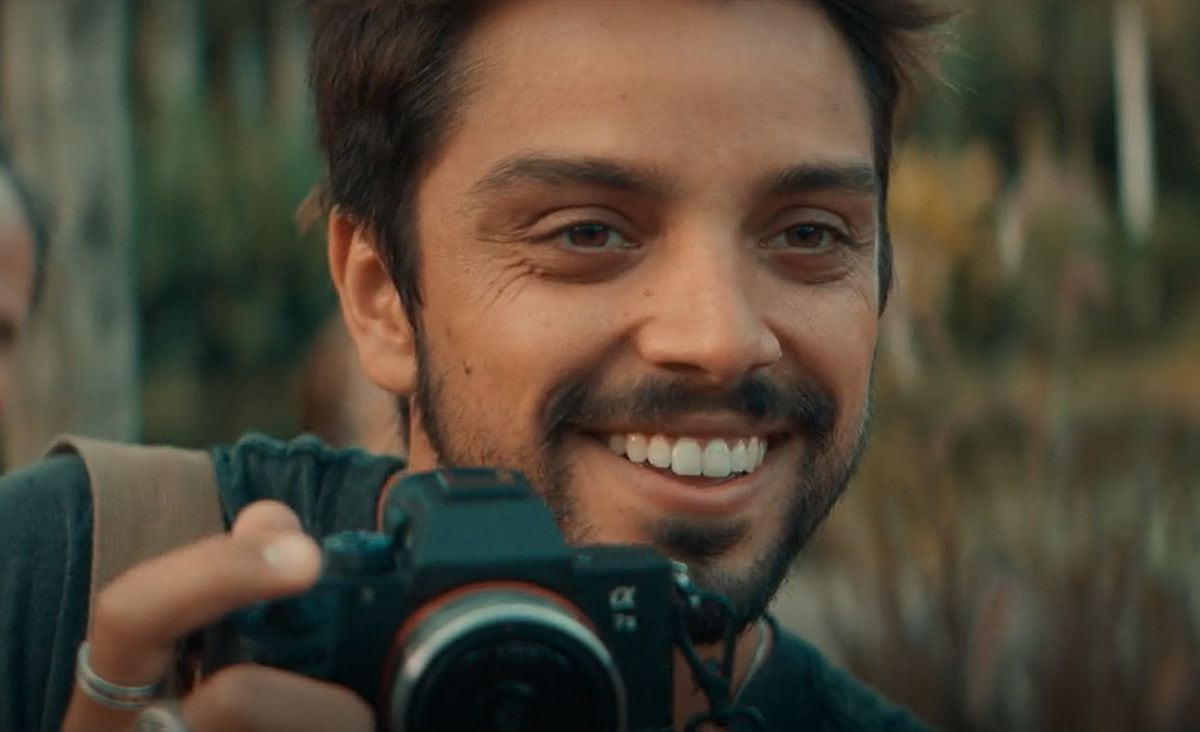 Gabriel acompaña a Jessica a Israel. Aquí tomándole fotos durante su estadía en "¡Viva la vida!" (Foto: Ananã Produções)