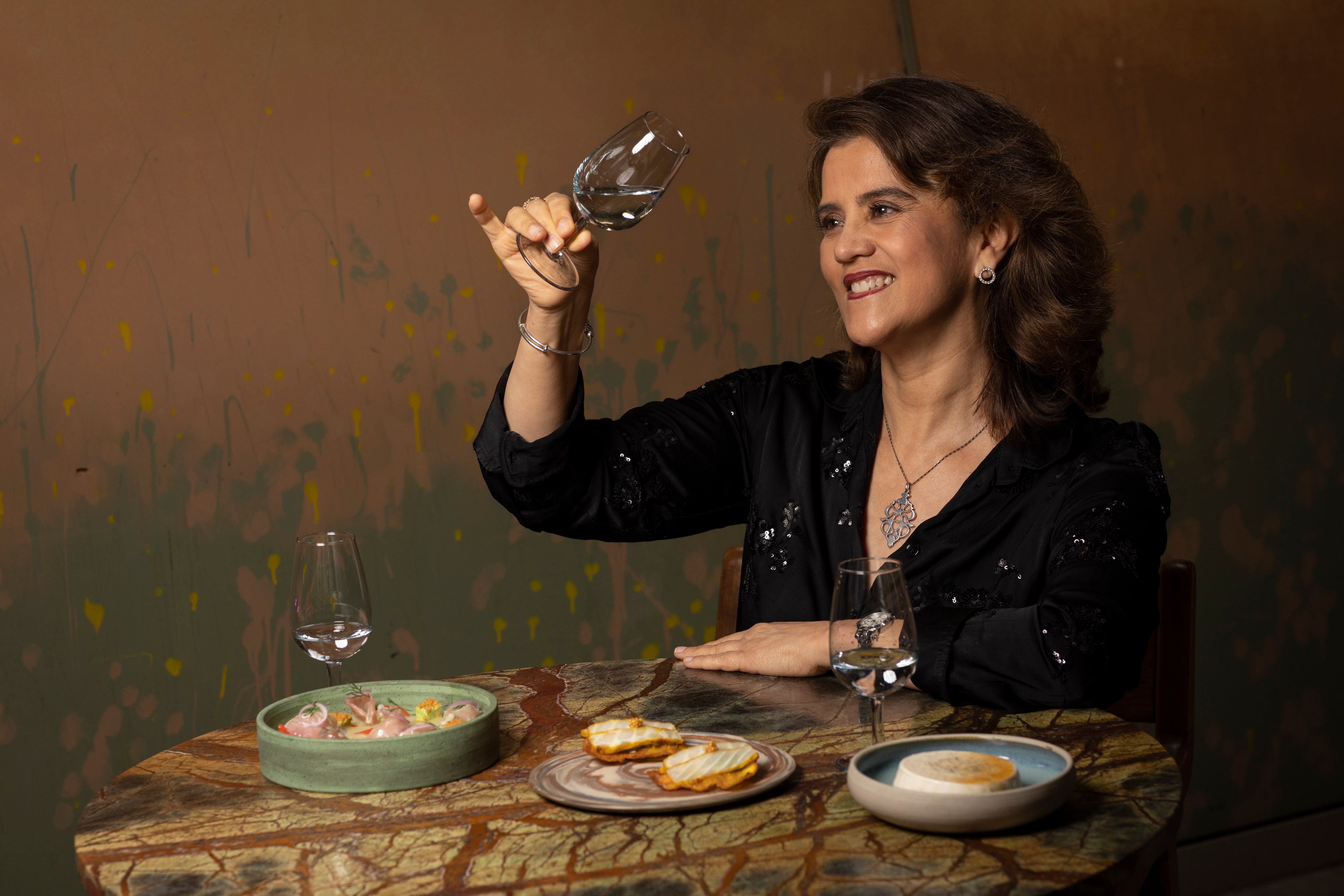 La sommelier Mirtha Noceda muestra un maridaje con platos del restaurante AWA y sabores amazónicos. Celebrar la gastronomía peruana es también acompañarla de un brindis con buen pisco.