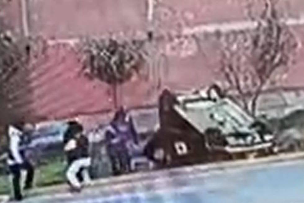 Mujer perdió el control de vehículo durante examen de manejo. (Foto: Captura / Canal N)