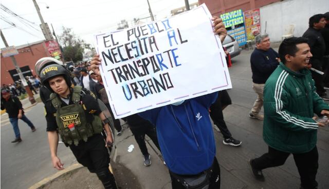 Los manifestantes protestaron por la posible prohibición de combis y colectivos en las inmediaciones del Metropolitano y la acción de la ATU en este posible hecho (Foto: Jorge Cerdan / photo.gec)