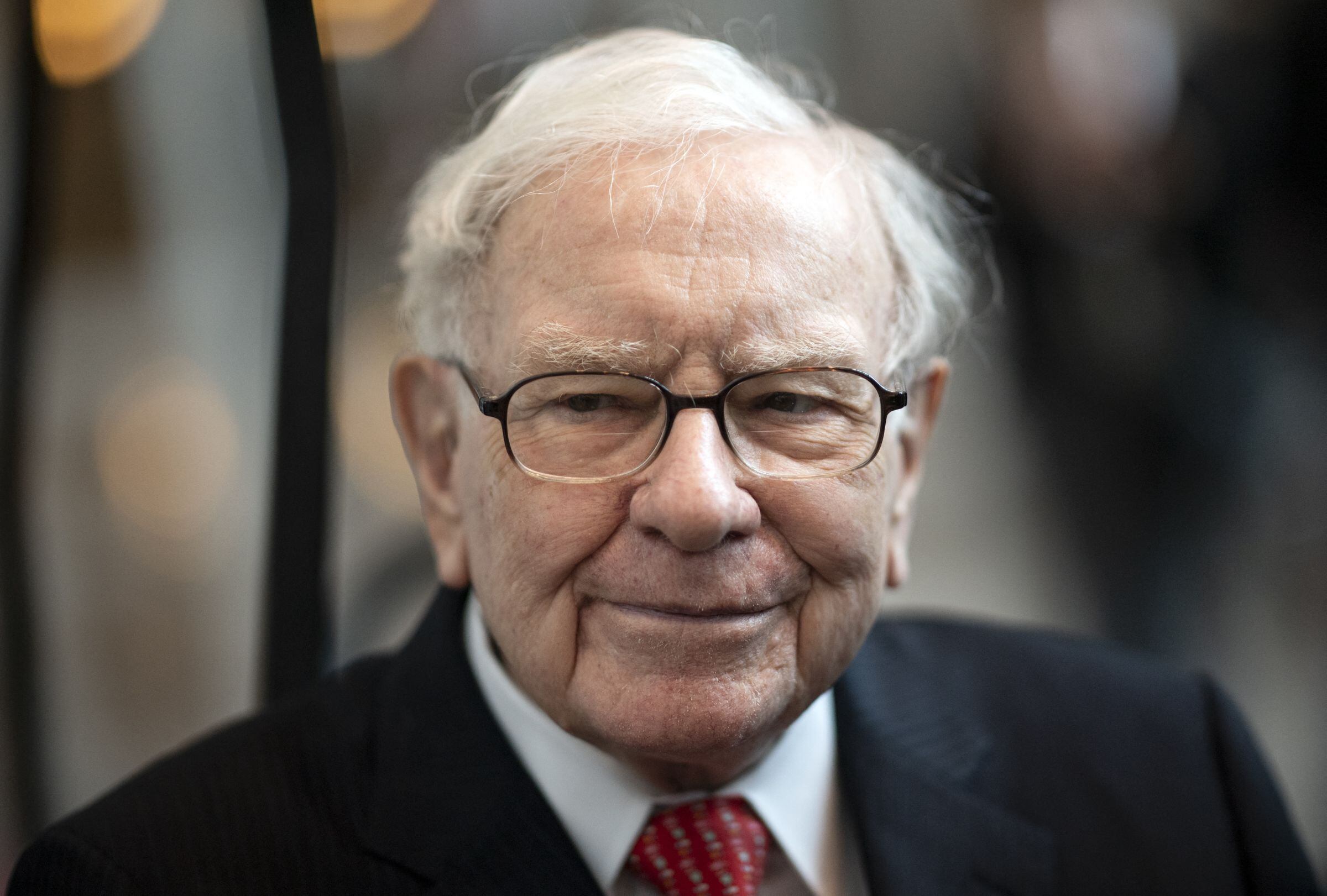 En una entrevista, el multimillonario Warren Buffett reveló la cantidad de dinero en efectivo que lleva. El monto te sorprenderá. Aquí en la junta anual de accionistas en Omaha, Nebraska, el 3 de mayo de 2019 (Foto: Johannes Eisele / AFP)