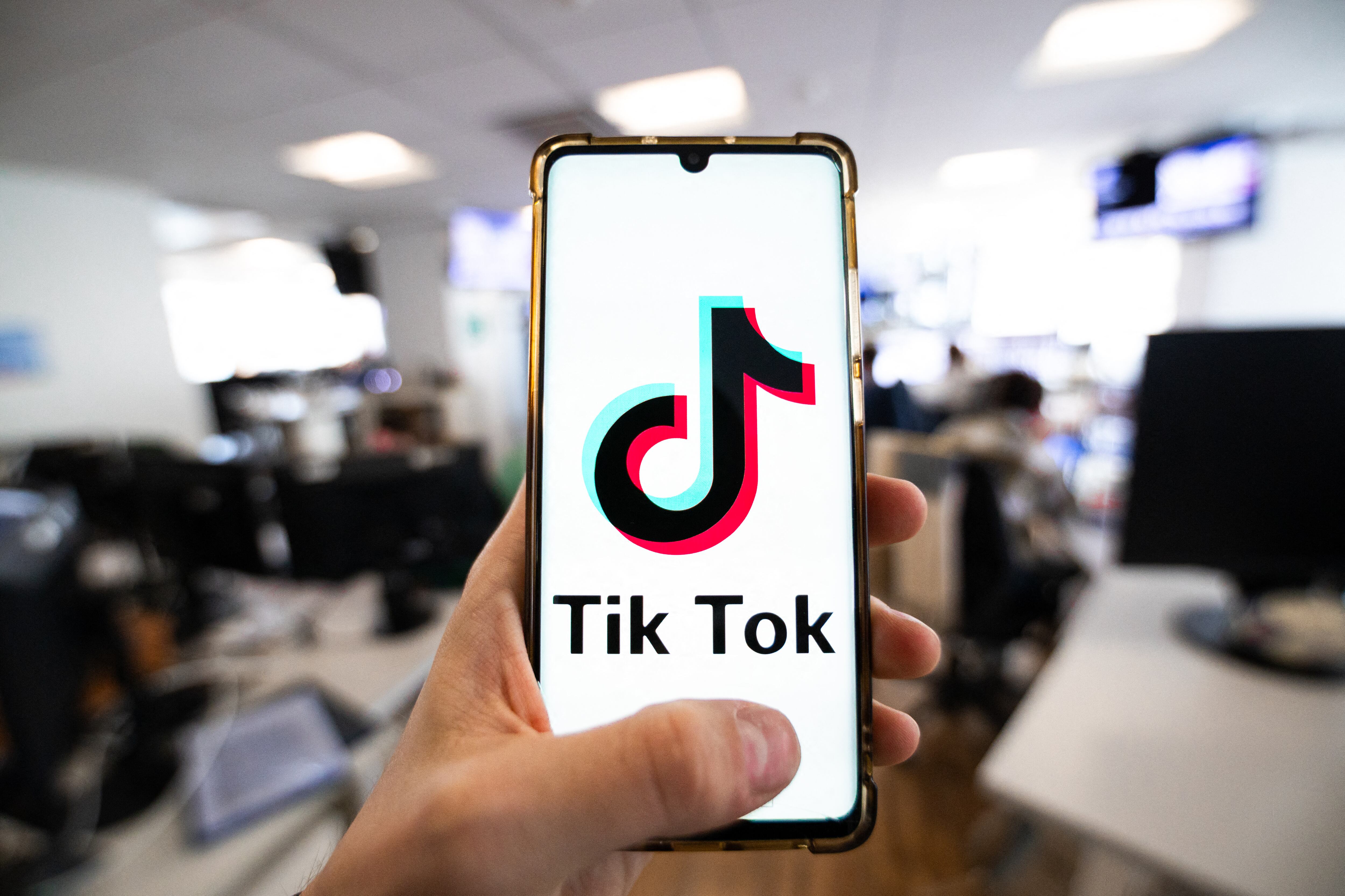 TikTok sigue siendo cuestionada. La red social recibe sanciones y el cierre de sus oficinas en varios países. (Foto: AFP)