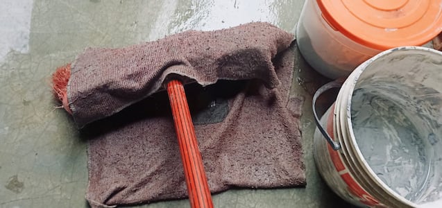 Cómo devolverle el brillo a un piso de cemento pulido