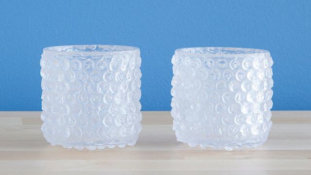 Mira estos curiosos vasos 'cubiertos' con plástico de burbujas