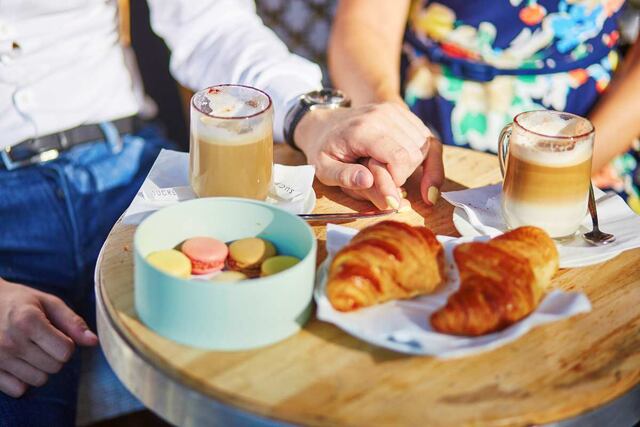 Gastronomía: La gastronomía francesa es verdaderamente exquisita y París es el destino perfecto para deleitarse con ella. Desde croissants y baguettes recién salidos del horno hasta quesos y vinos exquisitos, la cocina parisina es reconocida a nivel mundial. Además, la ciudad alberga una gran cantidad de restaurantes con estrellas Michelin y acogedores cafés donde se puede disfrutar de la auténtica cocina francesa. Entre ellos se destacan establecimientos como Le Reservé Paris, Le Pré Catelan y el Alleno París, entre muchos otros. (Foto: Shutterstock)
