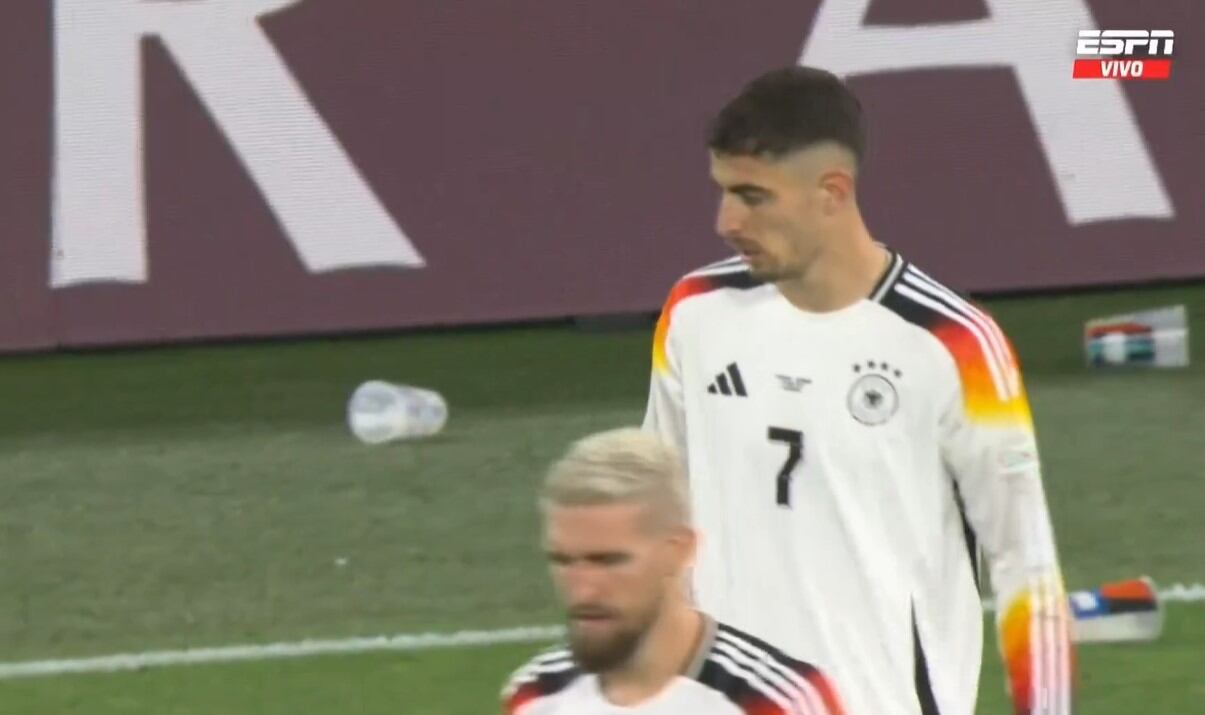 El delantero del Arsenal ejecutó la máxima pena y puso el tanto de la victoria parcial sobre Dinamarca.