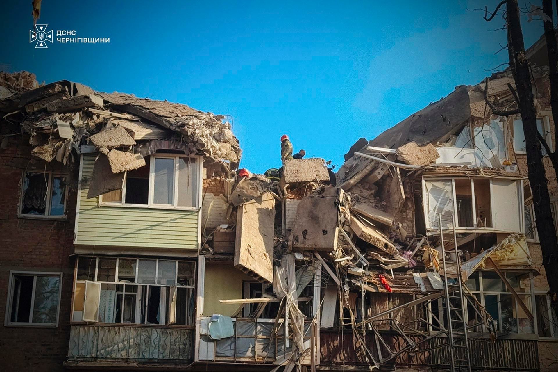 Ataque ruso destruye edificio de viviendas en Ucrania y deja 13 muertos, incluidos cuatro menores