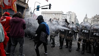 Argentina: manifestantes y policías chocan frente al Senado durante debate de proyecto clave del gobierno de Milei 