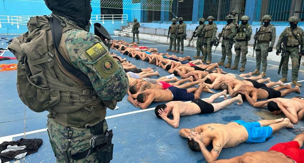Las fuerzas de seguridad de Ecuador vigilan a los reclusos después de que soldados y fuerzas policiales recuperaron el control de la prisión de Turi en Cuenca, el 14 de enero de 2024. (AFP).