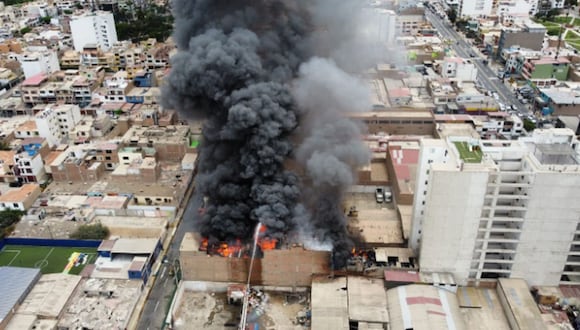 Un incendio se registra en la calle Lima, en el distrito de San Miguel | Foto: Gian Ávila/@photo.gec