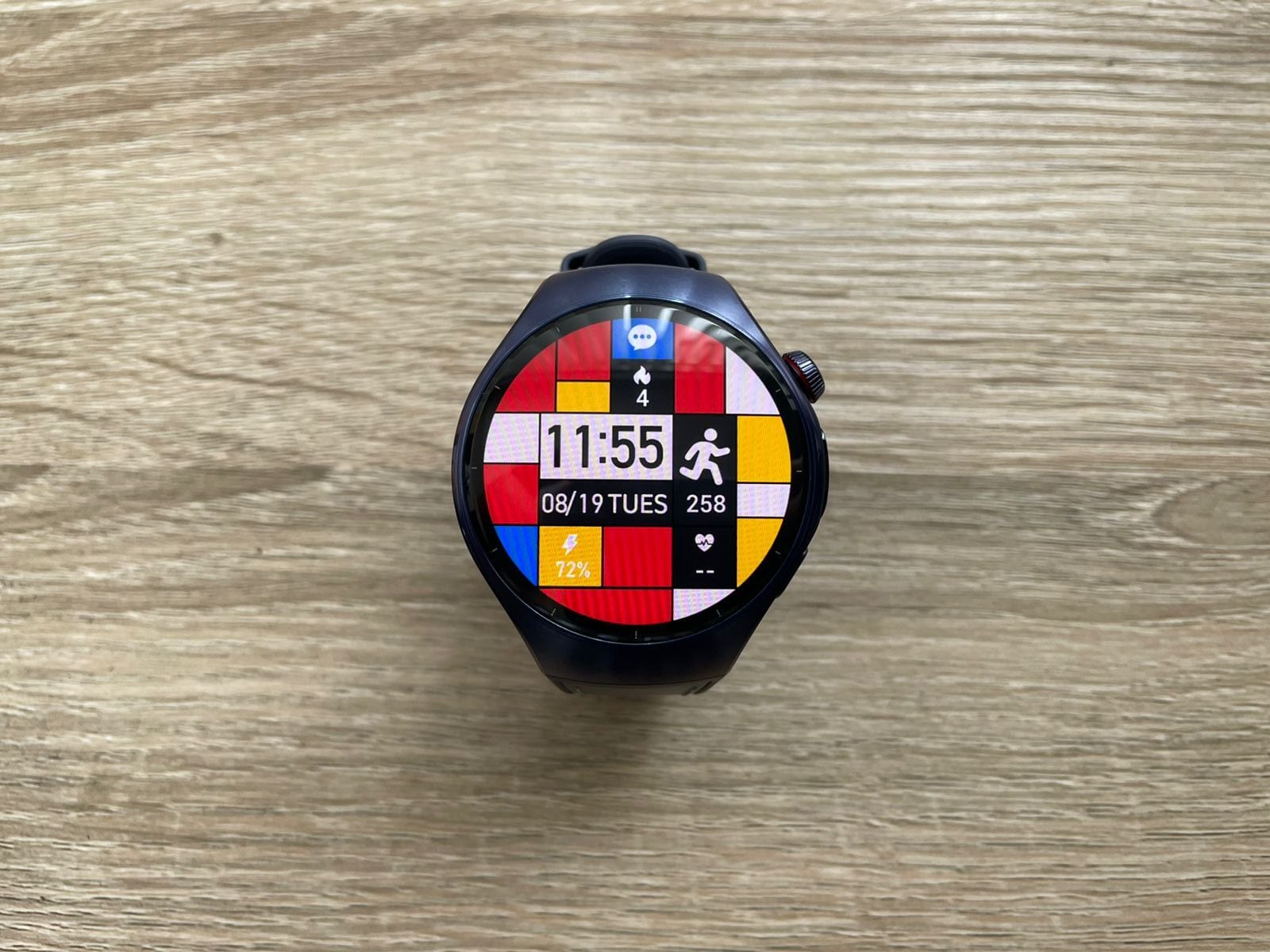 El reloj ofrece una serie de caras para personalizarlos. Aquí mi favorita basada en el arte de Piet Mondrian.