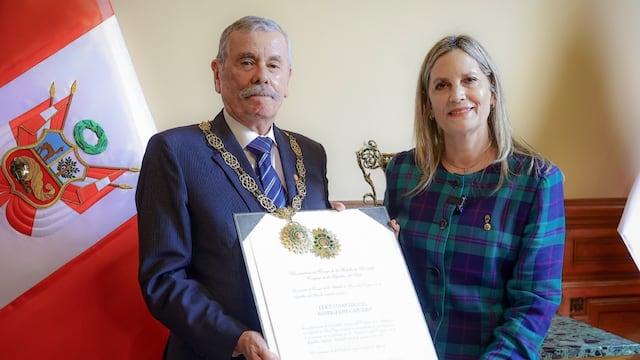 Fernando Rospigliosi recibe la Medalla de Honor del Congreso en el grado de Gran Cruz
