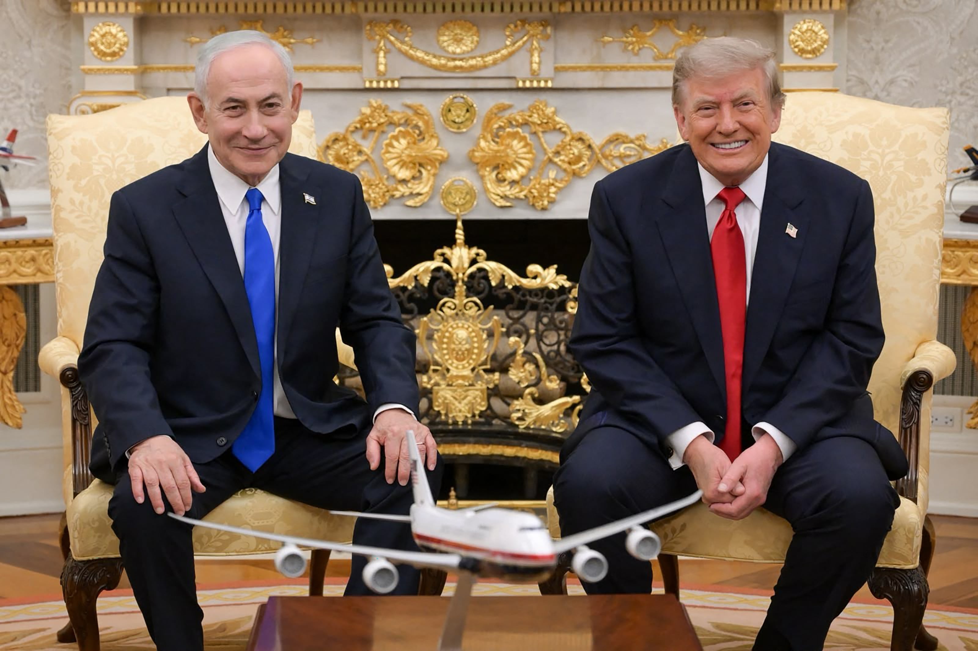 El primer ministro de Israel Benjamin Netanyahu (izq.) junto al presidente estadounidense Donald Trump en el Despacho Oval de la Casa Blanca el 28 de julio de 2026. (Foto de GPO / AFP).