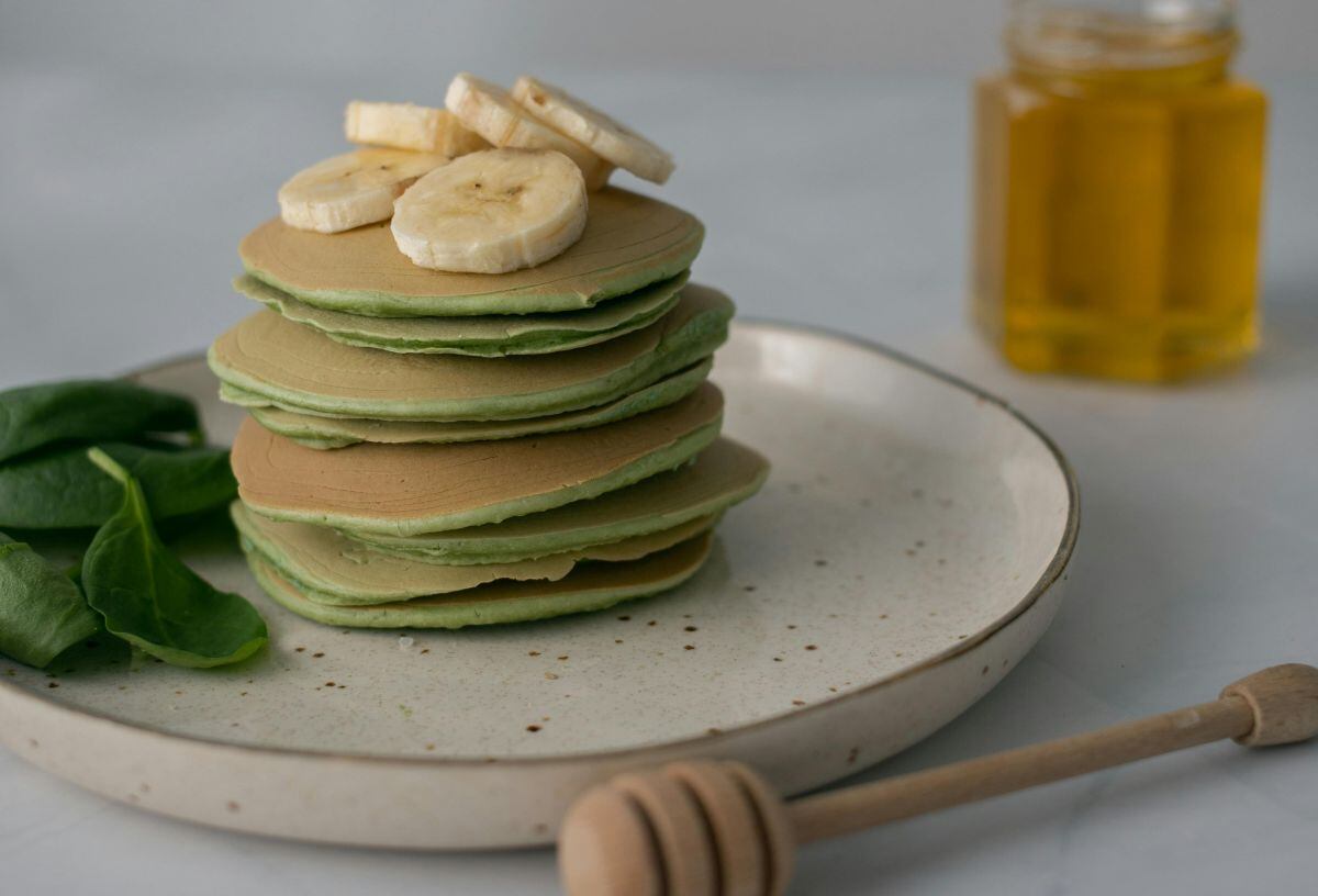 Dale alimentos ricos en hierro a tus hijos de una manera súper fácil y con postres llenos de sabor como unos panqueques con espinaca a los que también puedes agregar sangrecita en polvo. (Foto: Monstera Production / Pexels)
