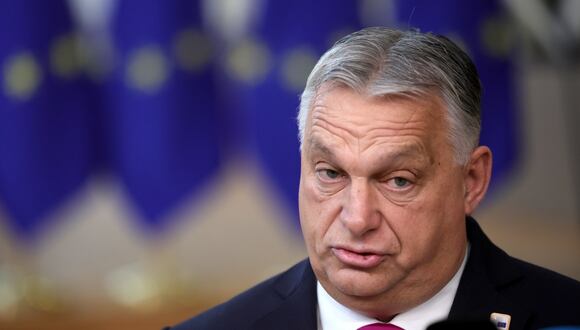 El primer ministro de Hungría, Viktor Orban, habla con los medios de comunicación a su llega al Consejo Europeo en Bruselas, Bélgica, el 14 de diciembre de 2023. (Foto de OLIVIER MATTHYS / EFE)