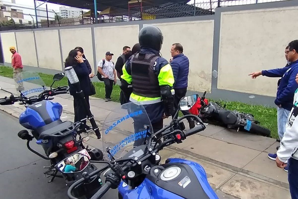 Serenazgo de la Municipalidad de Pueblo Libre frustró, a la altura de la cuadra 7 de la Av. Simón Bolívar, el robo del celular a un transeúnte por parte de un delincuente.