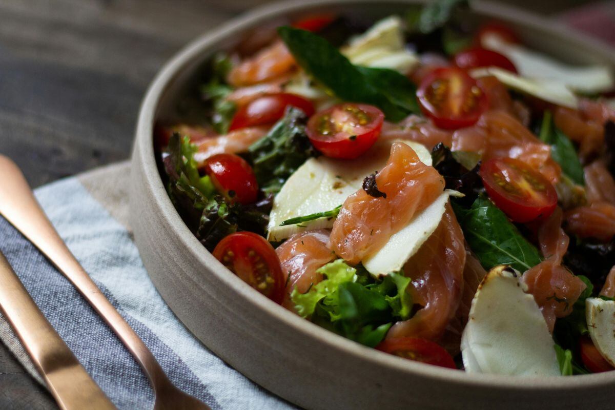 La ensalada con salmón es una gran opción para un almuerzo o cena altamente nutritiva y saludable. (Foto: Bá Soares / Pexels)