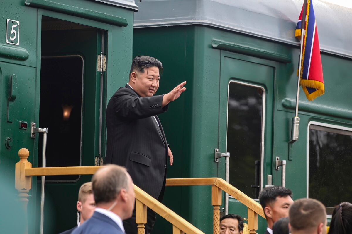 El líder de Corea del Norte, Kim Jong-un, saludando durante una ceremonia de despedida en Vladivostok, región de Primorsky, Rusia, el 17 de septiembre de 2023. (Foto de EFE/EPA/GOBIERNO DE PRIMORSKY KRAI)