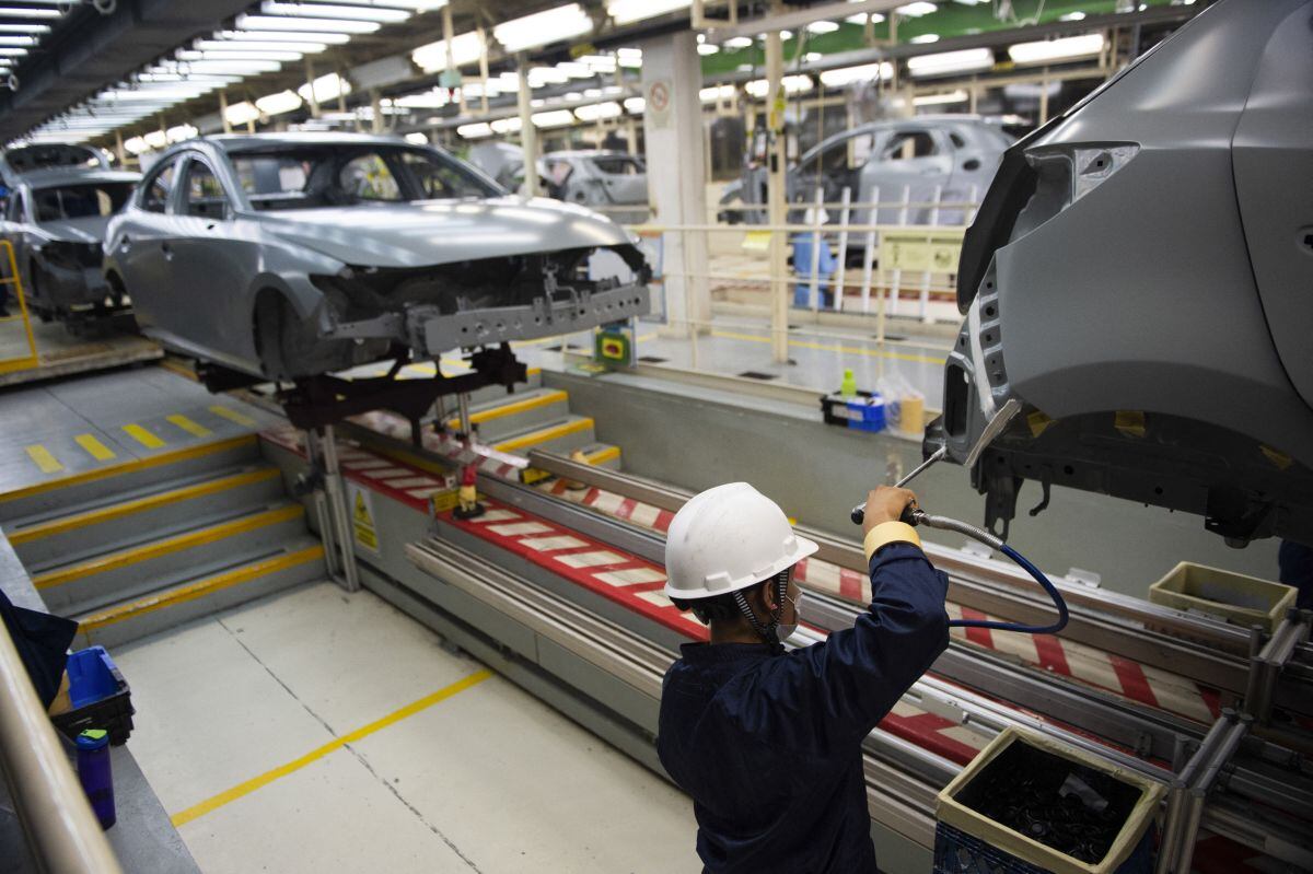 Un empleado trabaja en una línea de producción de automóviles en la planta de Mazda en Salamanca, estado de Guanajuato, México, el 9 de noviembre de 2022. (Foto de CLAUDIO CRUZ / AFP)