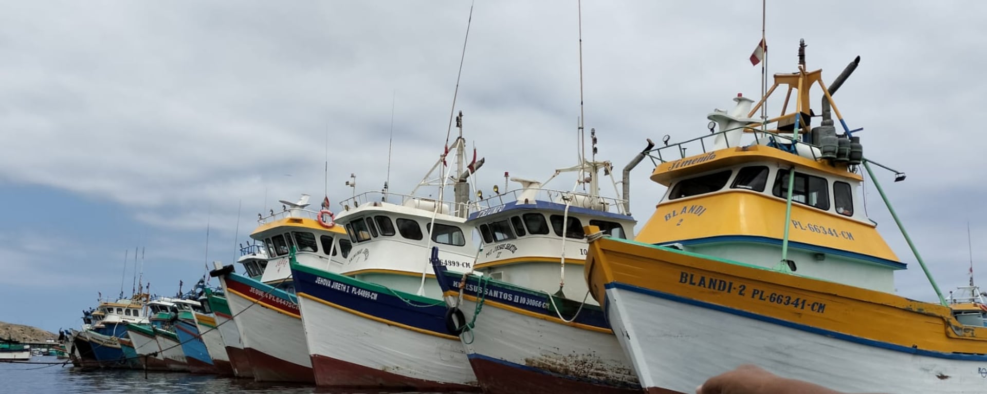 Las combis del mar: pescadores informales clonan matrículas para operar sin control