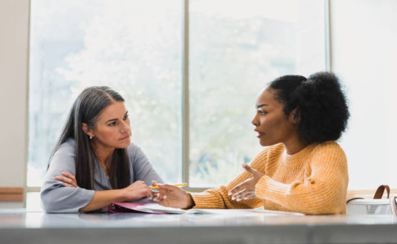 ¿Qué significa que una persona juegue con un objeto mientras conversa? Esto dice la psicología. (Fuente: iStock)