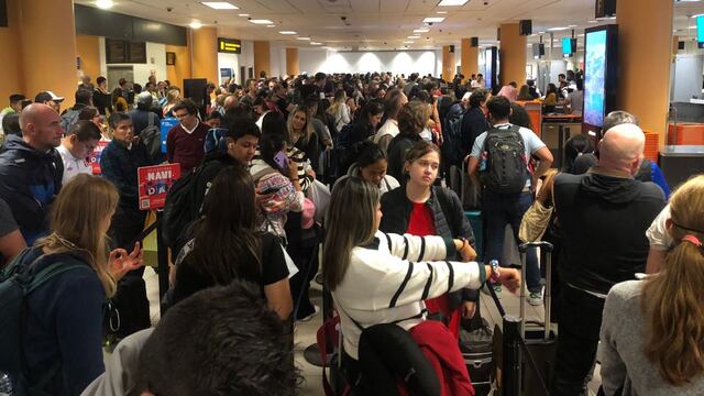 Reportan largas colas en aeropuerto Jorge Chávez durante la madrugada por fallos en el sistema de Migraciones