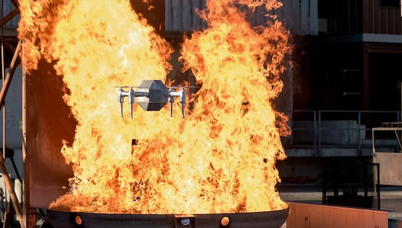 Crean un dron capaz de “atravesar” el fuego y apagar incendios. (Foto: Empa)