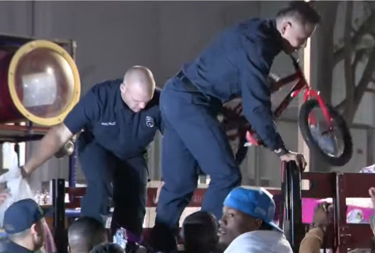 Los Bomberos de Los Ángeles se unieron a la causa. (Foto: YouTube KCAL News)