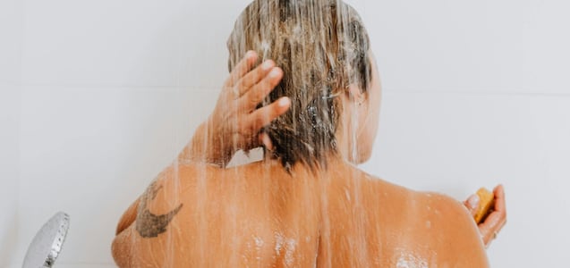 La parte del cuerpo que debemos lavar primero al ducharnos, según un dermatólogo