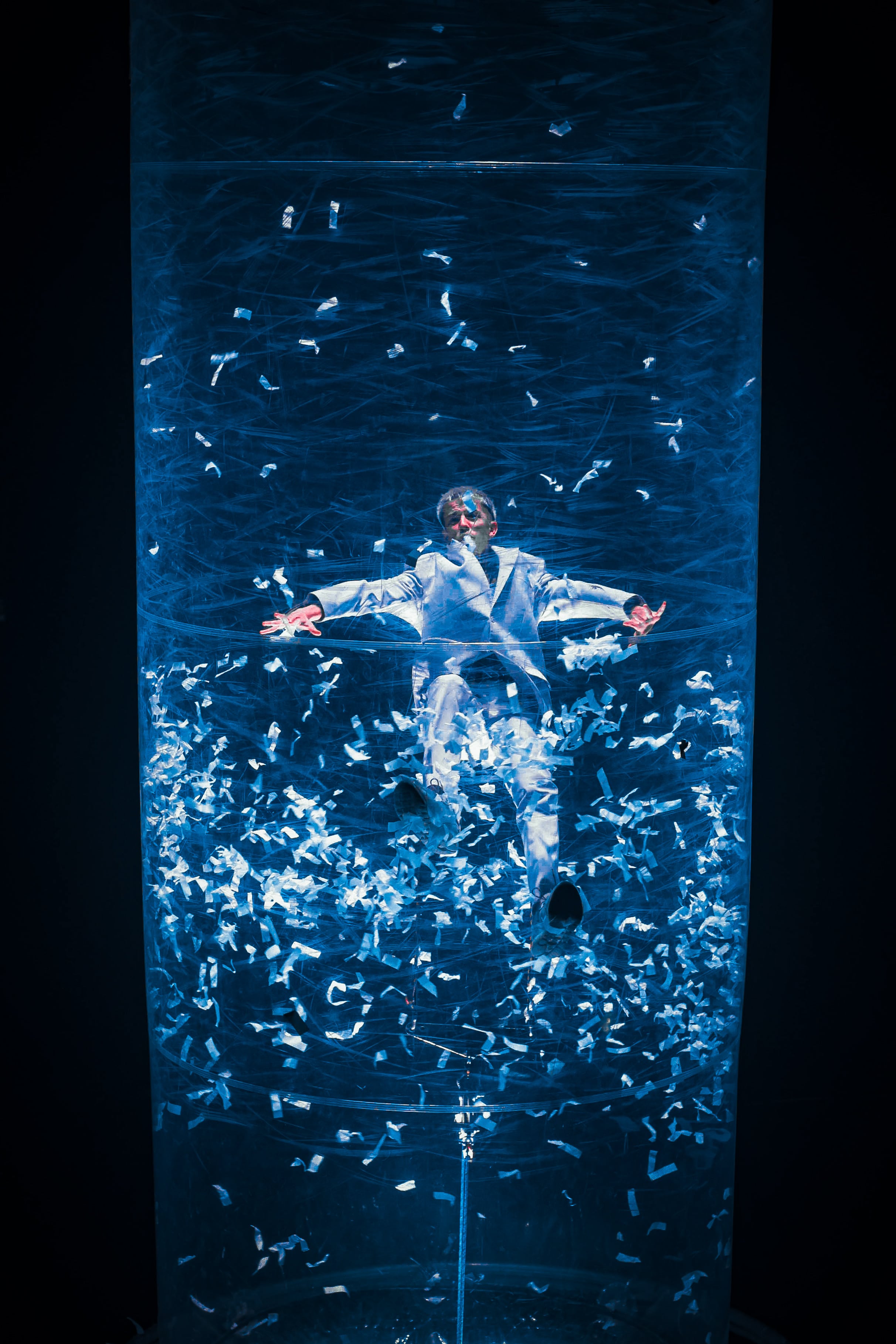 En los shows de Fuerza Bruta no hay butacas ni escenario. la propuesta es 100% sensorial e inmersiva desde un solo sector. (Foto: Fuerza Bruta)